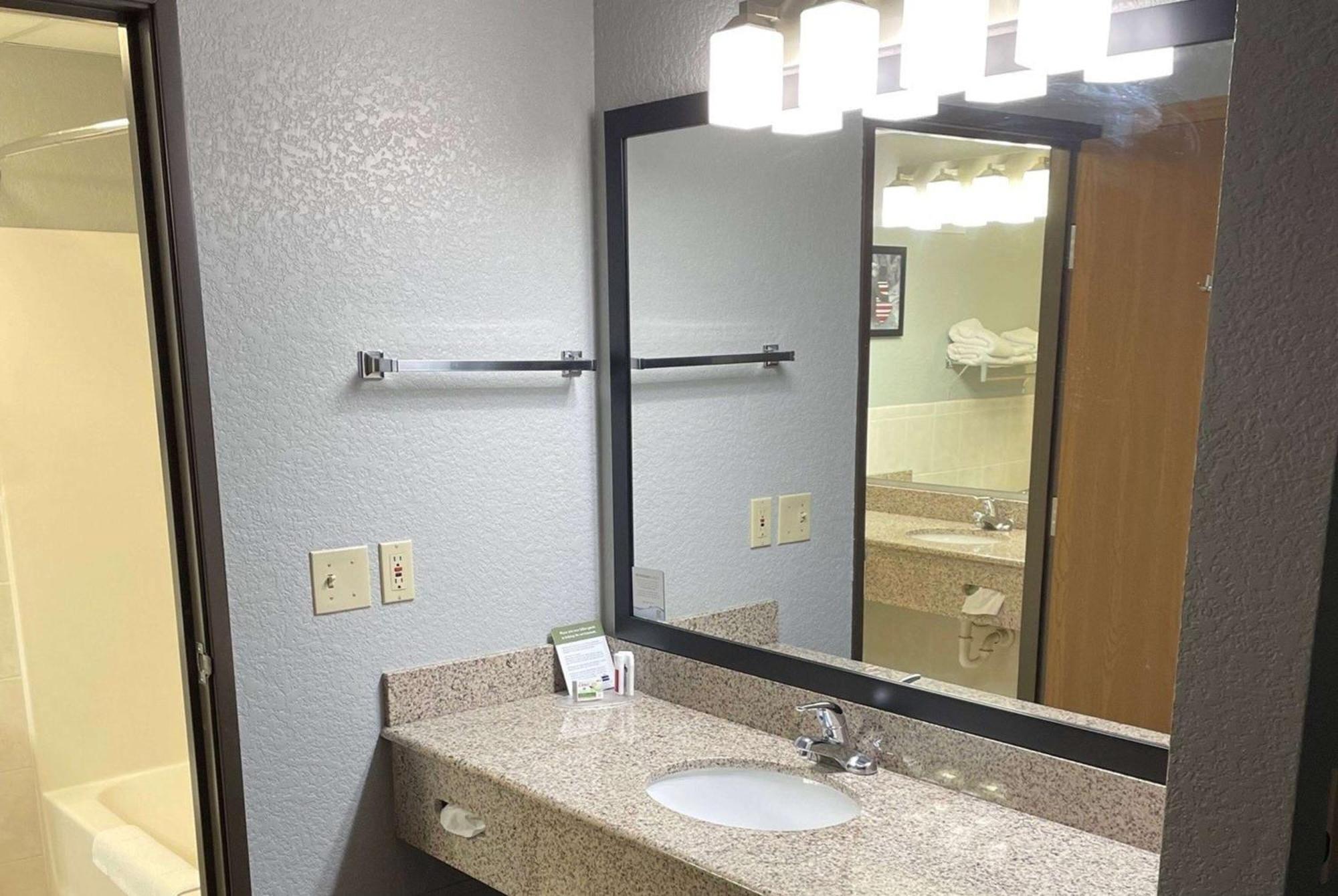 AmericInn by Wyndham Ankeny/Des Moines Extérieur photo